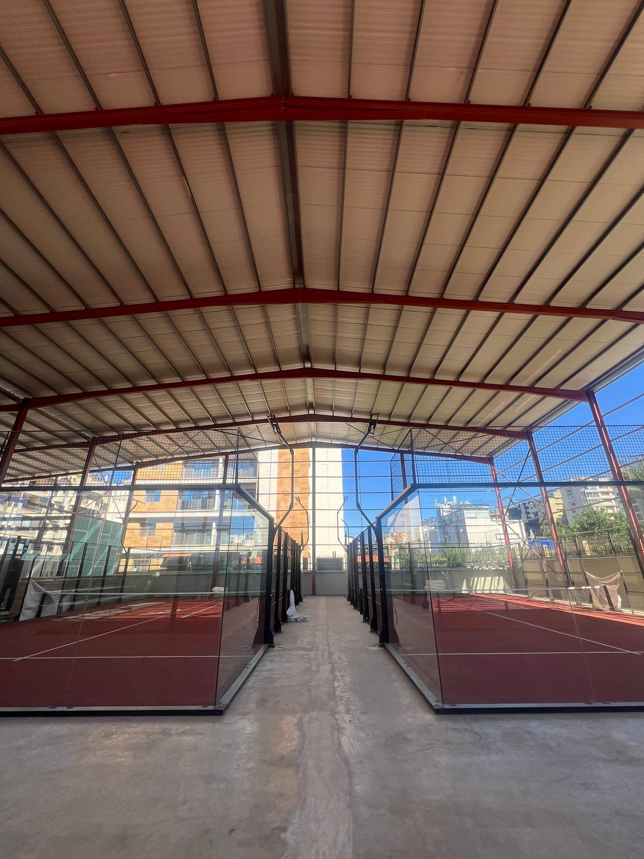 Steel portal frame structure with clear span